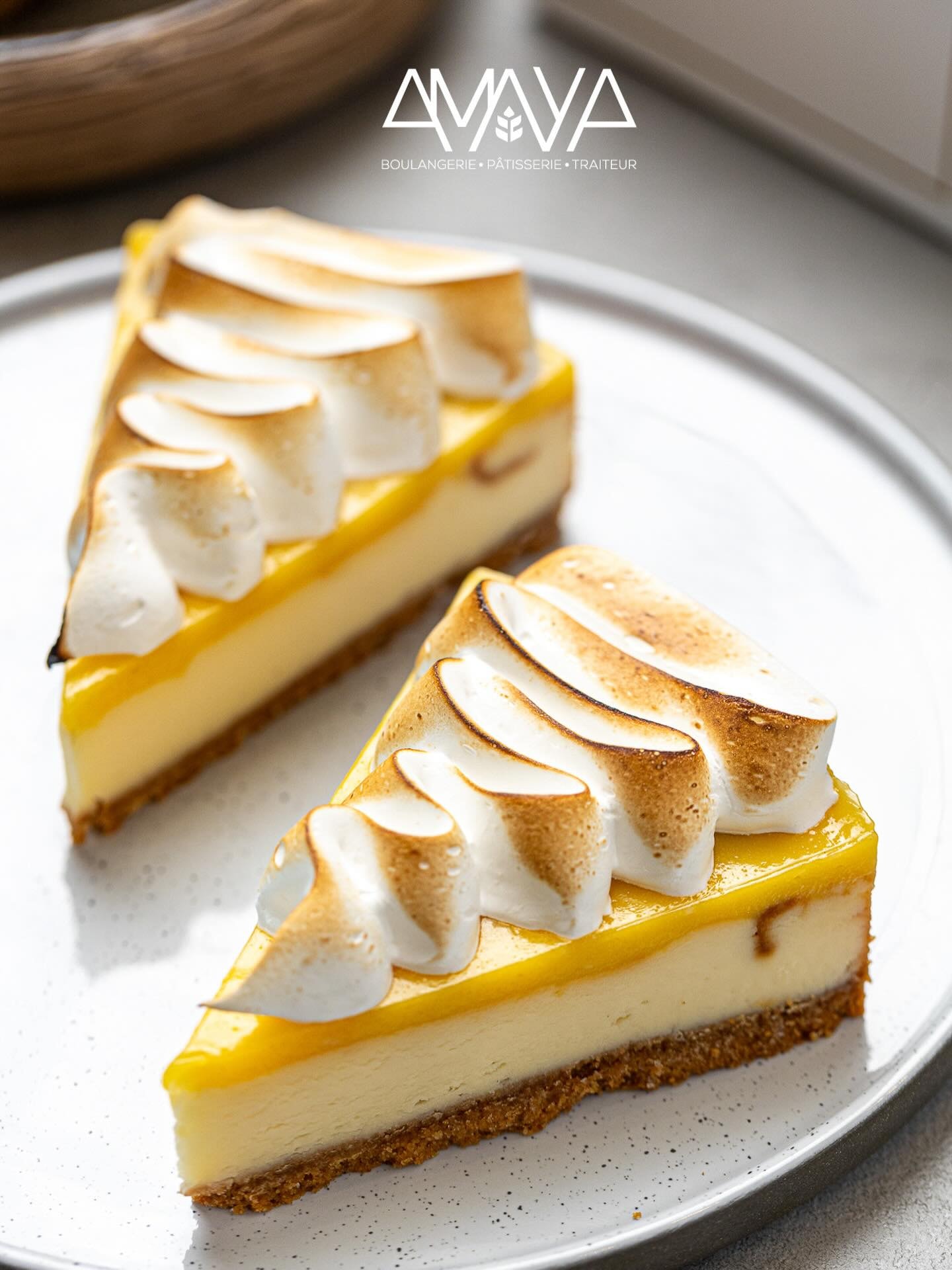 Tartes au citron meringuées Maison Amaya, photographiées sur assiette