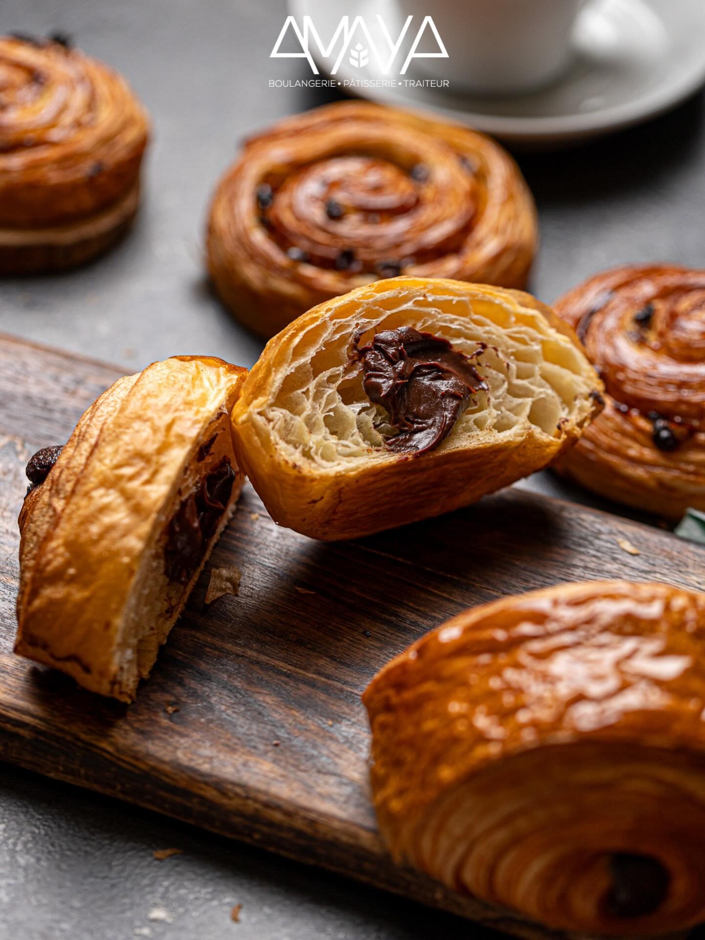 Viennoiseries dorées et pains au chocolat de Maison Amaya